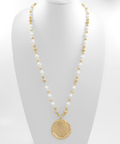 Hammered Round Pendant Pearl Necklace