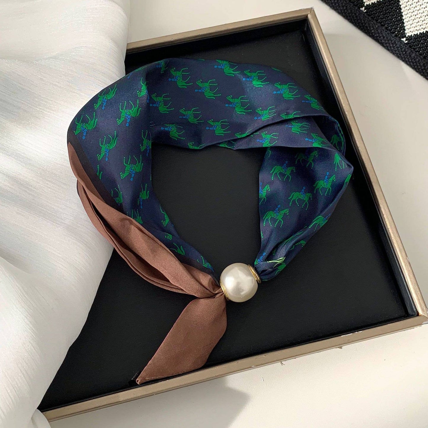 Vintage Print Pearl Magnetic Clasp Scarf